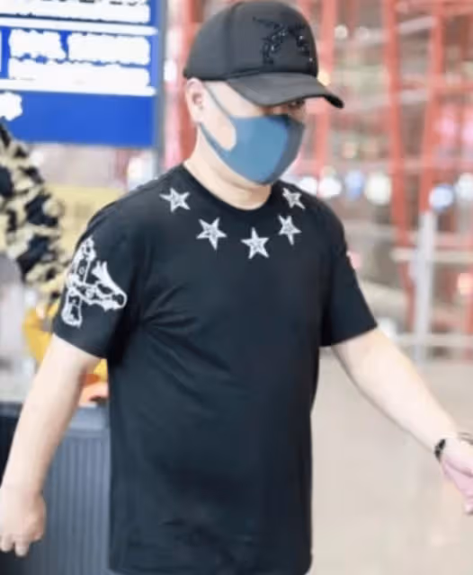 郭德綱家大業大身價已暴漲:穿萬元外套唱戲,還曾帶兩百萬手錶