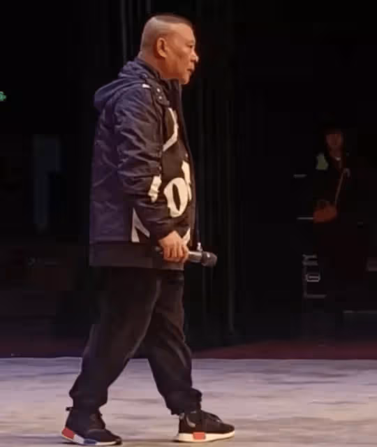 郭德綱家大業大身價已暴漲:穿萬元外套唱戲,還曾帶兩百萬手錶