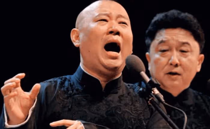 郭德綱家大業大身價已暴漲:穿萬元外套唱戲,還曾帶兩百萬手錶