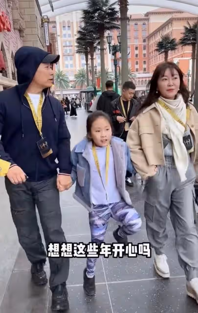 前央視主持全家出遊為愛女慶生!50歲仍貌美動人,女兒大眼睛似媽