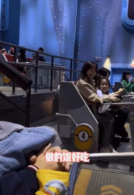 前央視主持全家出遊為愛女慶生!50歲仍貌美動人,女兒大眼睛似媽