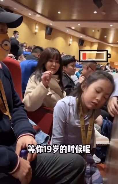 前央視主持全家出遊為愛女慶生!50歲仍貌美動人,女兒大眼睛似媽