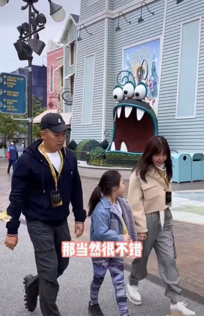 前央視主持全家出遊為愛女慶生!50歲仍貌美動人,女兒大眼睛似媽