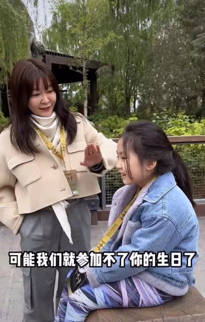 前央視主持全家出遊為愛女慶生!50歲仍貌美動人,女兒大眼睛似媽