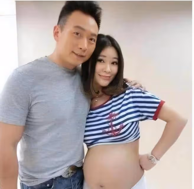 前央視主持全家出遊為愛女慶生!50歲仍貌美動人,女兒大眼睛似媽