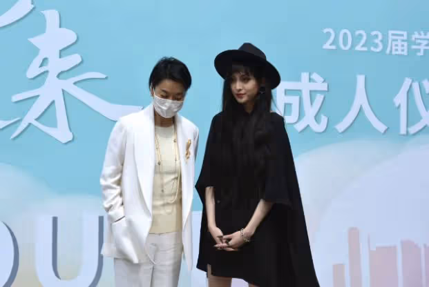 毛阿敏現身女兒成人禮,女兒化濃妝腿上傷痕明顯,母女看起來不熟