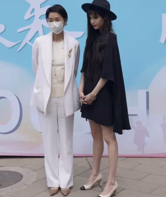 毛阿敏現身女兒成人禮,女兒化濃妝腿上傷痕明顯,母女看起來不熟