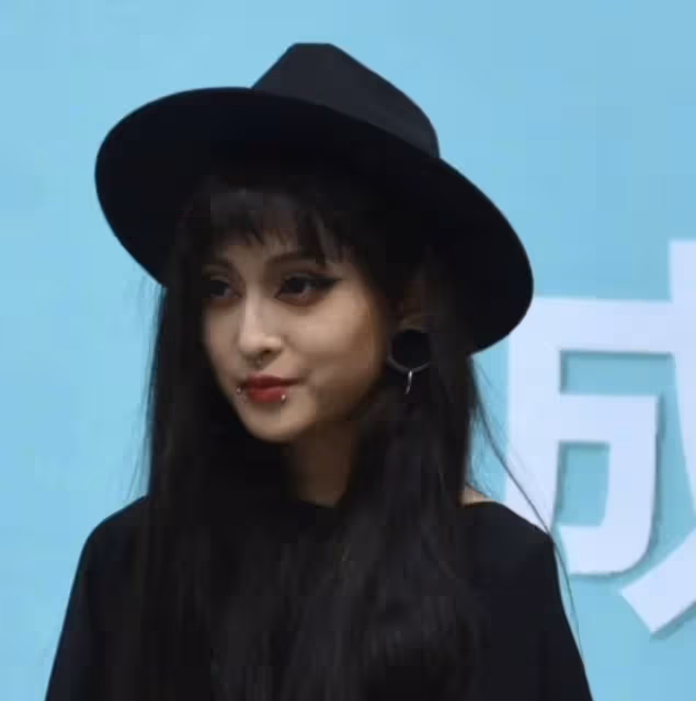 毛阿敏現身女兒成人禮,女兒化濃妝腿上傷痕明顯,母女看起來不熟