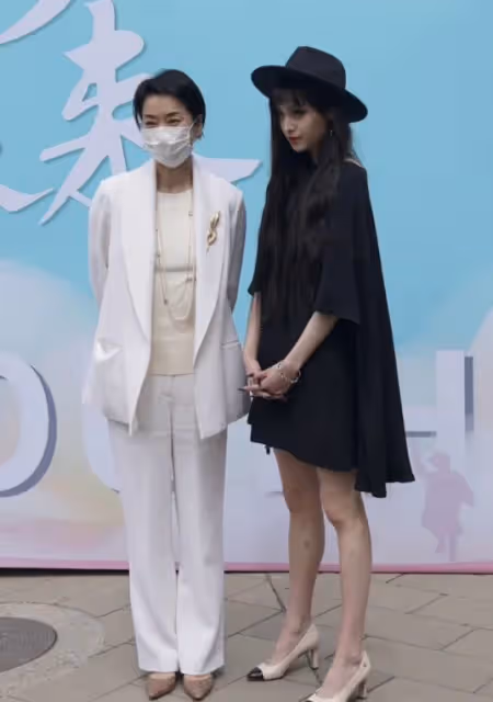 毛阿敏現身女兒成人禮,女兒化濃妝腿上傷痕明顯,母女看起來不熟