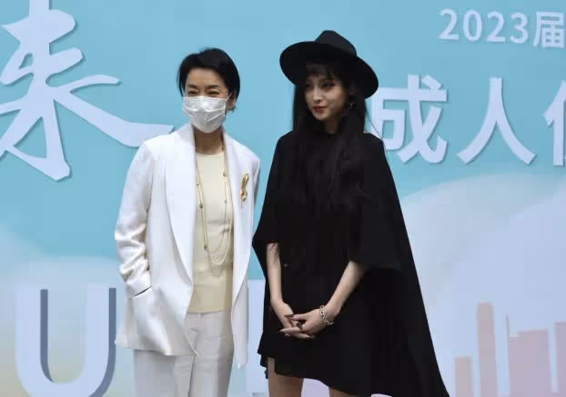 毛阿敏現身女兒成人禮,女兒化濃妝腿上傷痕明顯,母女看起來不熟