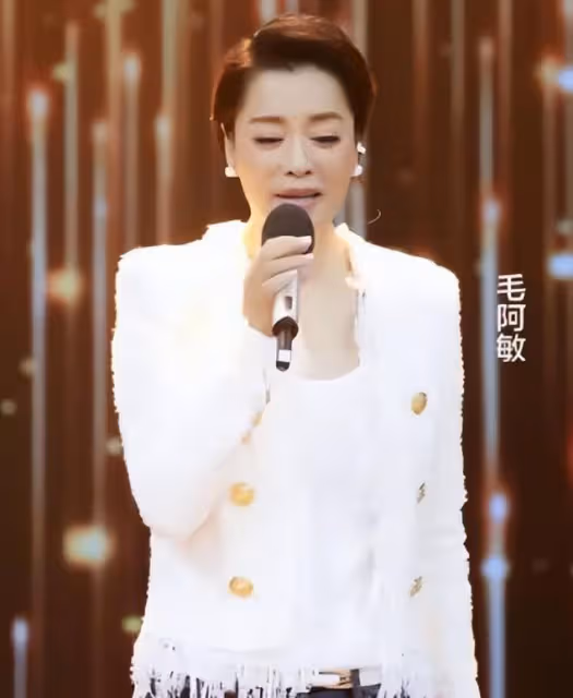 毛阿敏現身女兒成人禮,女兒化濃妝腿上傷痕明顯,母女看起來不熟