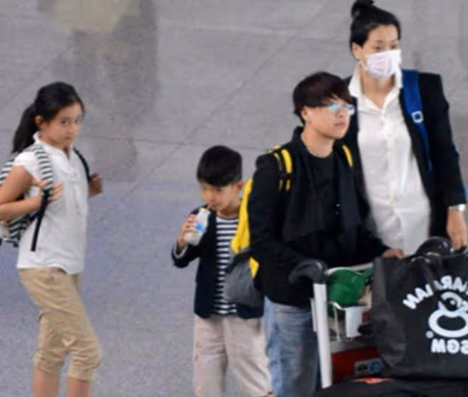 毛阿敏現身女兒成人禮,女兒化濃妝腿上傷痕明顯,母女看起來不熟