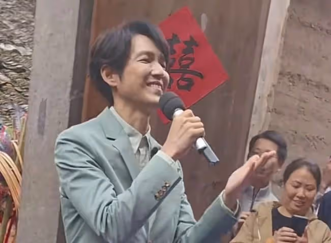 鍾漢良：為粉絲做婚禮見證人，不是一貫的時尚形象，看著很接地氣