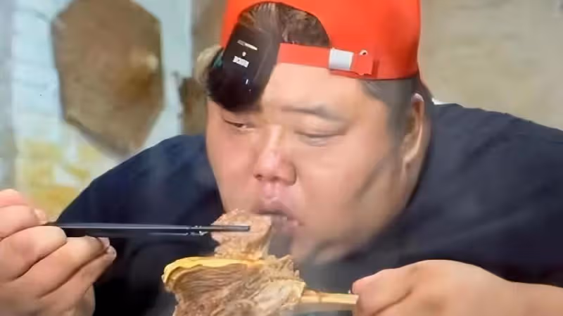 大胃王恩克面色鐵青，控制不住流口水，不聽勸阻繼續暴飲暴食！