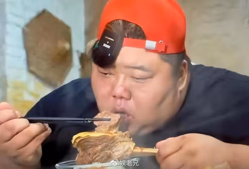 大胃王恩克面色鐵青,控制不住流口水,不聽勸阻繼續暴飲暴食!