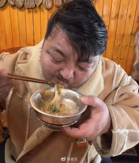 大胃王恩克面色鐵青,控制不住流口水,不聽勸阻繼續暴飲暴食!