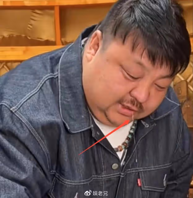 大胃王恩克面色鐵青,控制不住流口水,不聽勸阻繼續暴飲暴食!