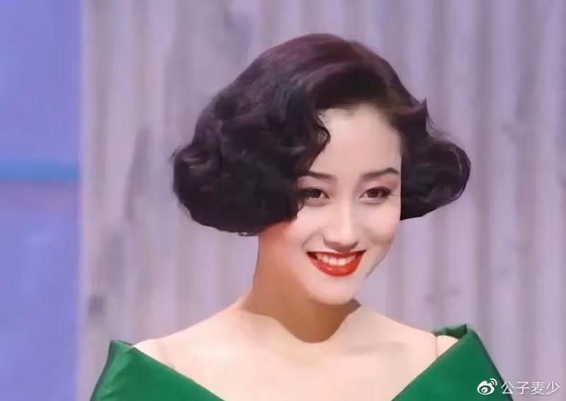 何超欣最丟臉的事：不是賭王78歲時生下她，而是傳言母親是利智