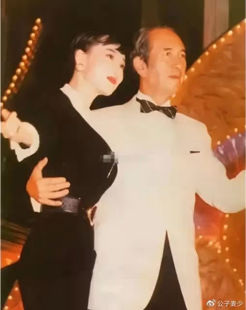 何超欣最丟臉的事：不是賭王78歲時生下她，而是傳言母親是利智
