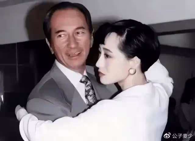 何超欣最丟臉的事：不是賭王78歲時生下她，而是傳言母親是利智