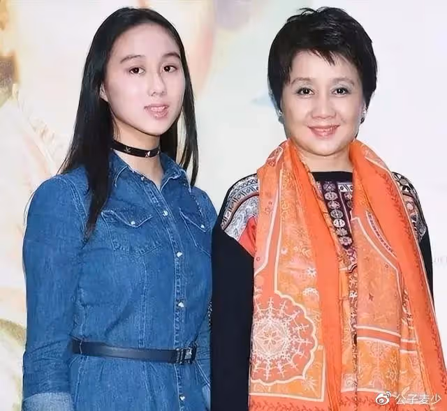 何超欣最丟臉的事:不是賭王78歲時生下她,而是傳言母親是利智