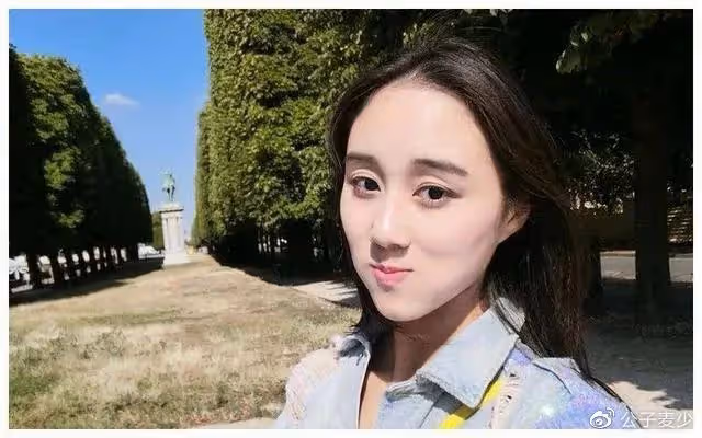 何超欣最丟臉的事:不是賭王78歲時生下她,而是傳言母親是利智