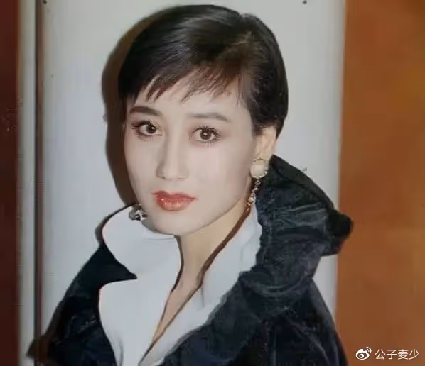 何超欣最丟臉的事:不是賭王78歲時生下她,而是傳言母親是利智