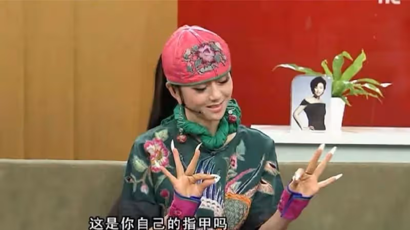 楊麗萍：30年不吃米飯，洗澡穿衣全靠助理協助，如今變成這樣…