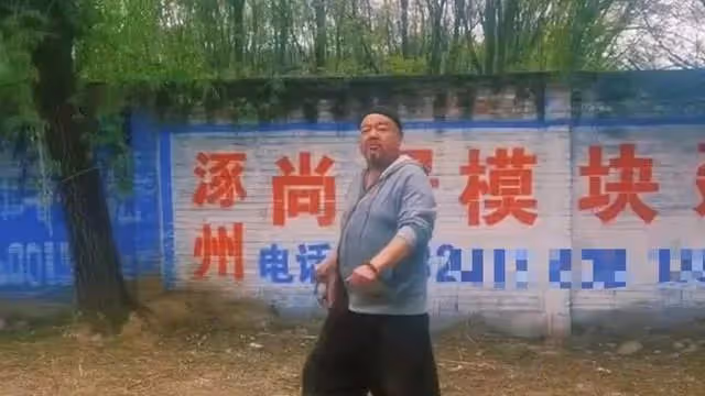 50歲知名演員一年無戲拍！回河北農村放羊種菜，鬍鬚花白乾勁十足