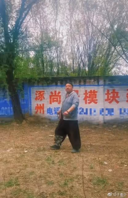50歲知名演員一年無戲拍！回河北農村放羊種菜，鬍鬚花白乾勁十足