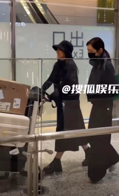 於曉光攜兒子快步前行，秋瓷炫面無表情跟隨，懶理老公被疑鬧矛盾