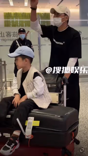 於曉光攜兒子快步前行，秋瓷炫面無表情跟隨，懶理老公被疑鬧矛盾