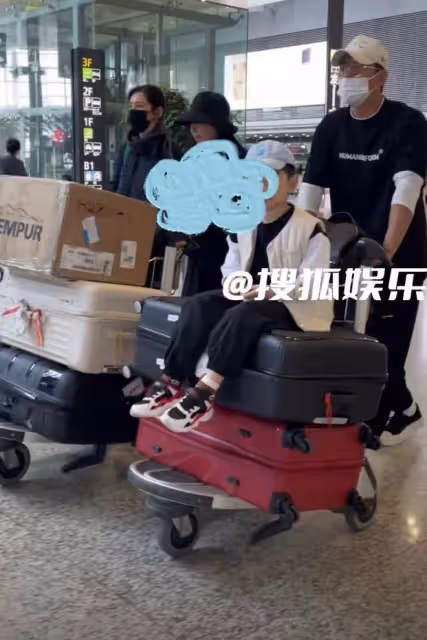 於曉光攜兒子快步前行，秋瓷炫面無表情跟隨，懶理老公被疑鬧矛盾