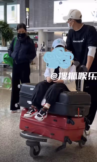 於曉光攜兒子快步前行，秋瓷炫面無表情跟隨，懶理老公被疑鬧矛盾