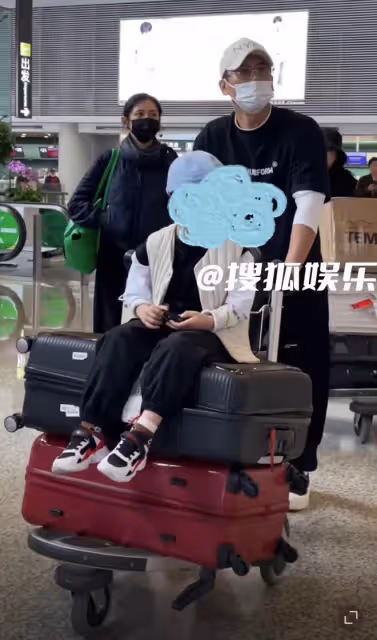 於曉光攜兒子快步前行，秋瓷炫面無表情跟隨，懶理老公被疑鬧矛盾