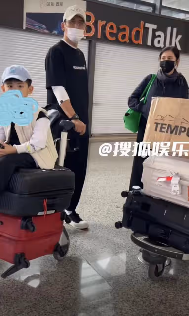 於曉光攜兒子快步前行，秋瓷炫面無表情跟隨，懶理老公被疑鬧矛盾
