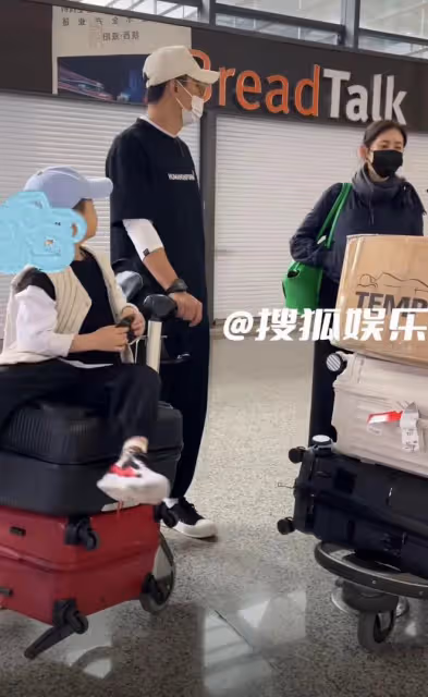於曉光攜兒子快步前行，秋瓷炫面無表情跟隨，懶理老公被疑鬧矛盾