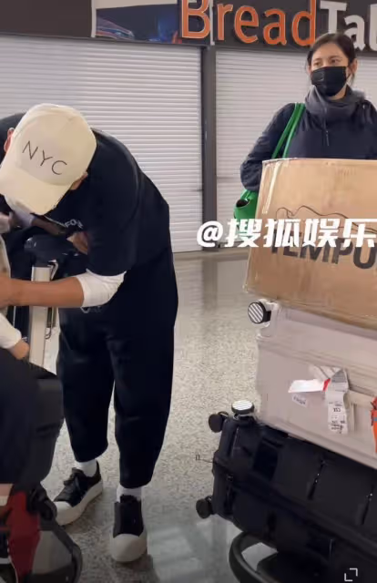 於曉光攜兒子快步前行，秋瓷炫面無表情跟隨，懶理老公被疑鬧矛盾
