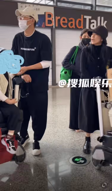 於曉光攜兒子快步前行，秋瓷炫面無表情跟隨，懶理老公被疑鬧矛盾