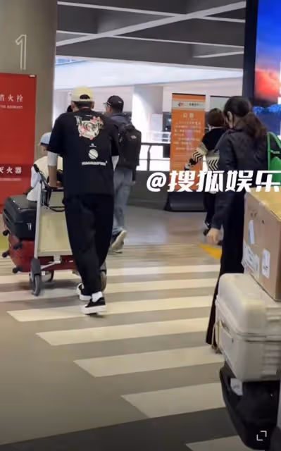 於曉光攜兒子快步前行，秋瓷炫面無表情跟隨，懶理老公被疑鬧矛盾