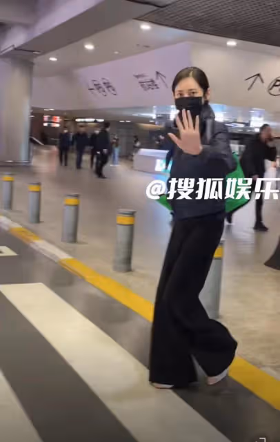 於曉光攜兒子快步前行，秋瓷炫面無表情跟隨，懶理老公被疑鬧矛盾