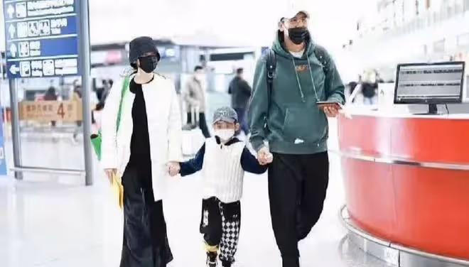 於曉光攜兒子快步前行，秋瓷炫面無表情跟隨，懶理老公被疑鬧矛盾