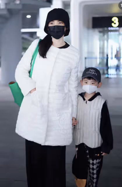於曉光攜兒子快步前行，秋瓷炫面無表情跟隨，懶理老公被疑鬧矛盾