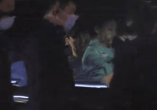 於曉光攜兒子快步前行，秋瓷炫面無表情跟隨，懶理老公被疑鬧矛盾
