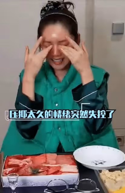 於曉光攜兒子快步前行，秋瓷炫面無表情跟隨，懶理老公被疑鬧矛盾