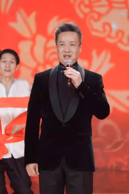 66歲閻維文罕見露面！滿臉皺紋模樣大變，和美女牽手合影引起爭議