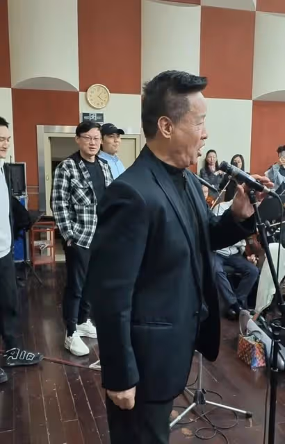 66歲閻維文罕見露面！滿臉皺紋模樣大變，和美女牽手合影引起爭議