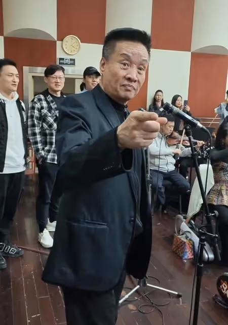 66歲閻維文罕見露面！滿臉皺紋模樣大變，和美女牽手合影引起爭議