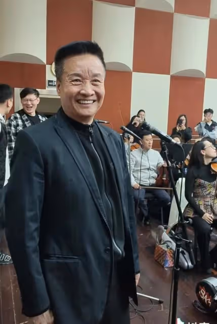 66歲閻維文罕見露面！滿臉皺紋模樣大變，和美女牽手合影引起爭議