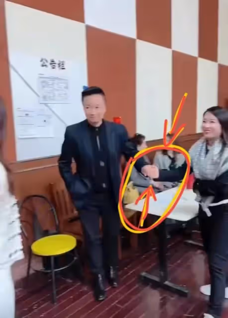 66歲閻維文罕見露面！滿臉皺紋模樣大變，和美女牽手合影引起爭議